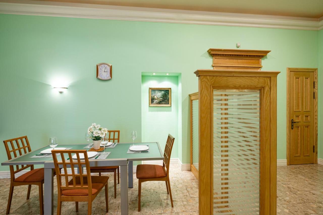 Old 2 Bedroom Vecpilsetas Street Riga